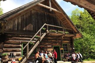Die Klaushütte ist Labstelle und Zielpunkt der Brunnbachrunde. 