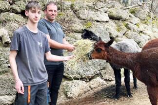 Tierpflegelehrling Finn Golser (l.) und sein Ausbildner Mario Katzinger: Die Lehre beginnt im Streichelzoo und endet bei den Raubkatzen. Tierpflegelehrling Finn Golser (l.) und sein Ausbildner Mario Katzinger: Die Lehre beginnt im Streichelzoo und endet bei den Raubkatzen.