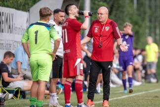 Trainer Stanislav Stevic (rechts) würde nicht in die 2. Klasse mitgehen. 