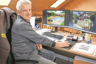 Martin Reichl hat im Betrieb bereits Zimmerer gelernt. Vor drei Jahren hat er den Betrieb vom Vorbesitzer übernommen. Martin Reichl hat im Betrieb bereits Zimmerer gelernt. Vor drei Jahren hat er den Betrieb vom Vorbesitzer übernommen.