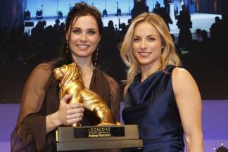 Lebenswerk: Anna Veith nahm den Goldenen Leonidas aus den Händen ihrer einstigen Konkurrentin und heutigen Freundin Lara Gut-Behrami entgegen.  