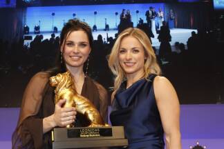 Lebenswerk: Anna Veith nahm den Goldenen Leonidas aus den Händen ihrer einstigen Konkurrentin und langjährigen Freundin Lara Gut-Behrami entgegen.  