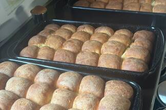 Unmittelbar vor und nach dem Backen werden die Buchteln erneut mit Butter bestrichen. 