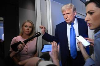 Trump erklärte an Bord der Air Force One vor Reportern, er sei nicht beunruhigt wegen der Verluste in Höhe von Billionen Dollar an den Aktienmärkten weltweit. 
