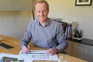 Michael Schörghofer hat für sein Büro bereits vor zehn Jahren selbst auf Holzbau gesetzt. 