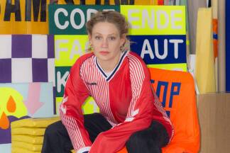 Künstlerin und Grafikdesignerin Theresa Hattinger, gebürtig aus Neumarkt am Wallersee, lebt heute in Wien. Ihre gestalteten Flaggen werden für eine Woche an der Staatsbrücke zu sehen sein. Künstlerin und Grafikdesignerin Theresa Hattinger, gebürtig aus Neumarkt am Wallersee, lebt heute in Wien. Ihre gestalteten Flaggen werden für eine Woche an der Staatsbrücke zu sehen sein.