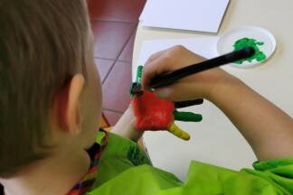 Anerkennungspreis des Landes: 106 Handabdrucke haben die Mädchen und Buben aus dem Kindergarten Thalgau angefertigt. Anerkennungspreis des Landes: 106 Handabdrucke haben die Mädchen und Buben aus dem Kindergarten Thalgau angefertigt.