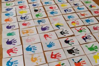 Anerkennungspreis des Landes: 106 Handabdrucke haben die Mädchen und Buben aus dem Kindergarten Thalgau angefertigt. Anerkennungspreis des Landes: 106 Handabdrucke haben die Mädchen und Buben aus dem Kindergarten Thalgau angefertigt.