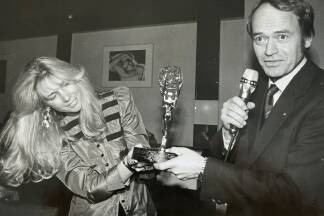 Mucky und Günter Degn mit dem Emmy, der 1988 an den erfolgreichen Kameramann ging. 