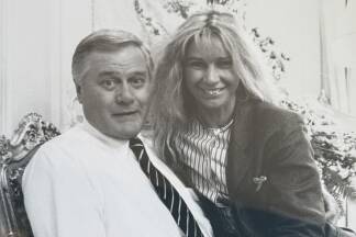 „Es war alles aufregend, es war Hollywood!“ Mucky mit Larry Hagman. 