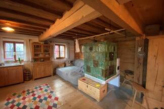 Das Wohnzimmer der Familie im Holzhaus ziert ein Kachelofen aus der Zeit um 1700. 