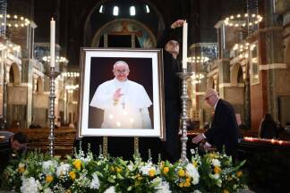 Blumen schmücken das Bild des verstorbenen Papstes in der Westminster-Kathedrale in London. Blumen schmücken das Bild des verstorbenen Papstes in der Westminster-Kathedrale in London.