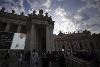 Gebete für den Papst auf dem Petersplatz in Rom. Gebete für den Papst auf dem Petersplatz in Rom.