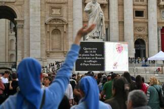 Trauer um den Heiligen Vater auf dem Petersplatz in Rom. Trauer um den Heiligen Vater auf dem Petersplatz in Rom.