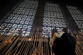 Lichtermeer für den Papst in einer Kirche in Sao Paulo (Brasilien). Lichtermeer für den Papst in einer Kirche in Sao Paulo (Brasilien).