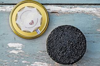 Kaviar – gewaschen, sortiert, gesalzen und abgefüllt. 