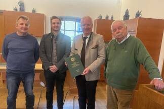 Bestandsaufnahme (v. l.).: Manfred Lexer (Boku Wien), Studienautor Niklas Pilz, Gaisbergkoordinator und Vizebürgermeister Florian Kreibich und Landolf Revertera, Vorsitzender der Waldpflegegemeinschaft. 