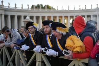 Tausende Menschen versammelten sich bereits am frühen Morgen vor dem Petersdom.  