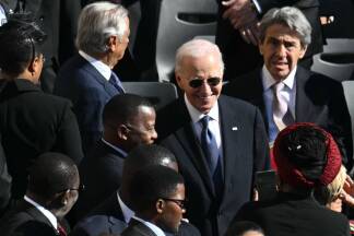 Knapp eine Stunde vor Beginn der Trauerfeier für Papst Franziskus sind die ersten Staatsgäste auf dem Petersplatz eingetroffen. Unter anderem der frühere US-Präsident Joe Biden kam mit Ehefrau Jill auf den Platz vor dem Petersdom. Der 82-Jährige, der der zweite katholische US-Präsident der Geschichte war, gehört aber nicht zur offiziellen amerikanischen Delegation. 