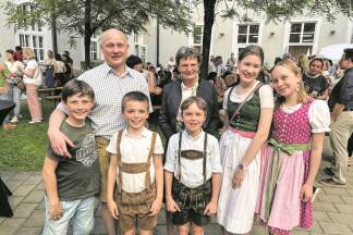 Schülerinnen und Schüler des Borromäums mit Elternvereinsobmann Markus Lampyka (l.) und Direktorin Maria Weikinger.  