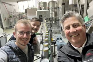 Stefan D. Ringgenberg (r.) mit den Start-up-Unternehmern der Füllkopf GmbH. 