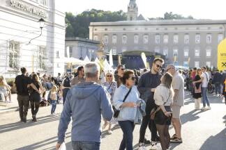 Ausgelassene Stimmung herrschte auch am zweiten Tag der Konzerte am Salzburger Residenzplatz. 