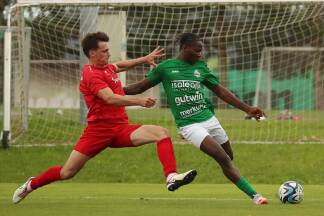 Oluwatosin Ayetigbo (rechts) stürmt in der Salzburger Liga. 