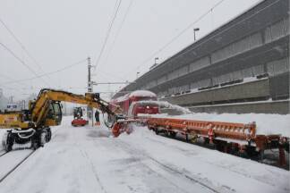 Auch nach starken Schneefällen müssen die ASC–Mitarbeiter die Gleise freimachen.  