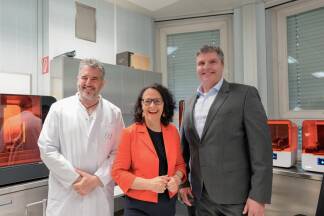 3D-Druck-Labor am Uniklinikum Salzburg: Oberarzt Simon Enzinger, Landesrätin Daniela Gutschi, IT-Techniker Werner Wurm. 