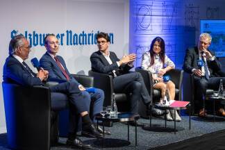  V. l.: Dr. Philip Ranft (Notariatskammer Salzburg), Prok. Alexander Thaler (Abteilungsleiter Privat- & Geschäftskunden Raiffeisenverband Salzburg), SN-Redakteur Marco Riebler (Moderator), Christiane Berger (Abteilungsleiterin Verkauf/Vermietung Heimat Österreich) und Prok. Peter Mayr (Geschäftsführer der Raiffeisen Immobilien Salzburg eGen). 