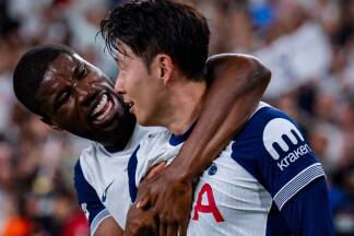 Kevin Danso jubelt mit Heung-min Son. 