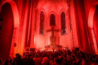 Party im Gotteshaus: Der Salzburger DJ Slashy Disco legte Freitagabend in der Andräkirche auf, davor gab es einen Livepodcast von „Das Café am Rande der Freundlichkeit“.  