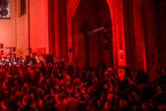 Party im Gotteshaus: Der Salzburger DJ Slashy Disco legte Freitagabend in der Andräkirche auf, davor gab es einen Livepodcast von „Das Café am Rande der Freundlichkeit“.  