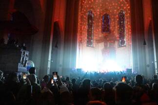 Party im Gotteshaus: Der Salzburger DJ Slashy Disco legte Freitagabend in der Andräkirche auf, davor gab es einen Livepodcast von „Das Café am Rande der Freundlichkeit“.  