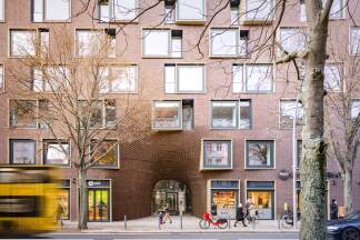 Berlin: Ohne KI wäre die Umsetzung der Fassade und des Eingangs nicht möglich gewesen. 