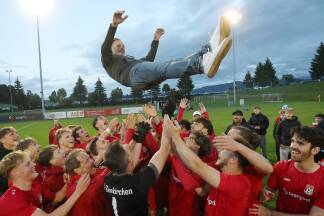 Seekirchen ließ Meistercoach Mario Lapkalo hochleben. 