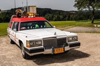 Verwechslungsgefahr mit dem Original: Das Auto ist dem Ecto-1 aus der „Ghostbusters“-Reihe nachgebaut.  