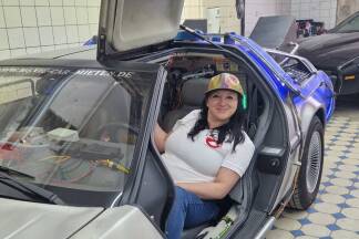 Ella Karl hat in ihrem Lieblingsauto Platz genommen: dem DeLorean aus „Zurück in die Zukunft“.  