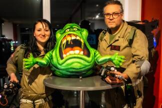 Ella Karl und Thomas Schmolinski lieben Filme; hier sind die Trostberger im Geisterjäger-Kostüm zu sehen.  