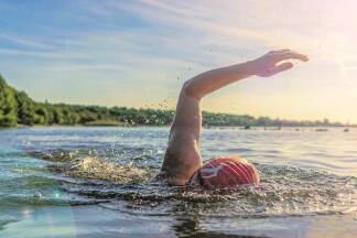 Das Schwimmen vermittelt durch das Schweben im Wasser ein Gefühl der Schwerelosigkeit. Bei Einhaltung wichtiger Sicherheitsmaßnahmen ist das besonders auch in freien Gewässern ein tolles Erlebnis.  