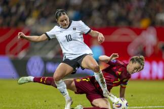 Laura Feiersinger im Duell mit Deutschlands Star Giulia Gwinn.  