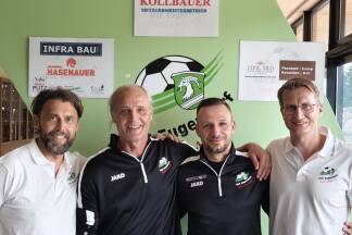 Die Eugendorf-Bosse Ivan Pecaranin (l.) und Mario Haslauer (r.) freuen sich über das neue Trainerteam: Heimo Pfeifenberger und Daniel Offenbacher. Die Eugendorf-Bosse Ivan Pecaranin (l.) und Mario Haslauer (r.) freuen sich über das neue Trainerteam: Heimo Pfeifenberger und Daniel Offenbacher.