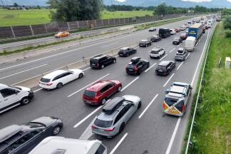 Ein Blick von der Haberlanderbrücke auf die A10 bei Wals: lange Wartezeiten auf der Tauernautobahn am Pfingstsamstag. 
