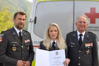 Elisabeth Gruber wurde zur neuen Bezirksrettungskommandantin für den Lungau ernannt. Landesrettungskommandant Stefan Herbst (links) und Rotkreuz-Präsident Dr. Werner Aufmesser (rechts) freuen sich über eine „ausgezeichnete Wahl“.  