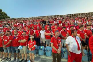 „Im Gedanken bei euch – Graz ist nicht alleine“ – mit einem Spruchband zeigten rund 80 Fans von Austria Salzburg ihre Anteilnahme.  