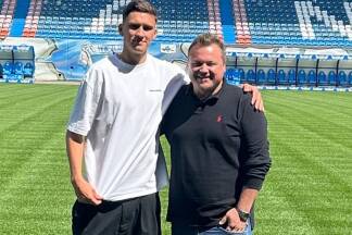 Lukas Wallner (l.) und Berater Josef Bachleitner (More than Sports) im Stadion von Hansa Rostock.  