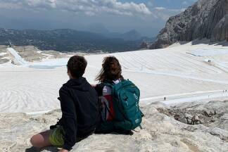 Im Tal brütet die Hitze, auf dem Dachstein hält der Gletscher – noch – kühl.  