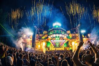 Nach dem Auftritt von Robin Schulz will Fitnessinfluencer Sascha Huber auf dem Electric Love Festival die Gäste zu Kniebeugen animieren.  
