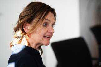 Daniela Schwaiger von Frau und Arbeit erlebt häufig, dass Frauen in Jobs übersehen werden. Nicht zuletzt deshalb, weil oft automatisch davon ausgegangen wird, dass sie keine Karriere machen wollen.  