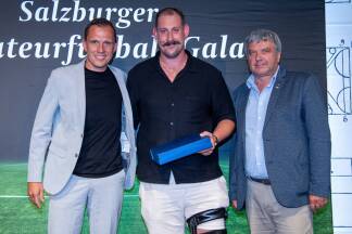 Sebastian Gishamer (l.) und Wolfgang Zingerle ehrten Andreas Marcinko als Schiedsrichter des Jahres. 